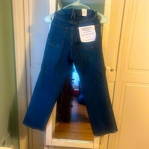 Brand new Good American jeans. Size is a petite 4. Never worn.